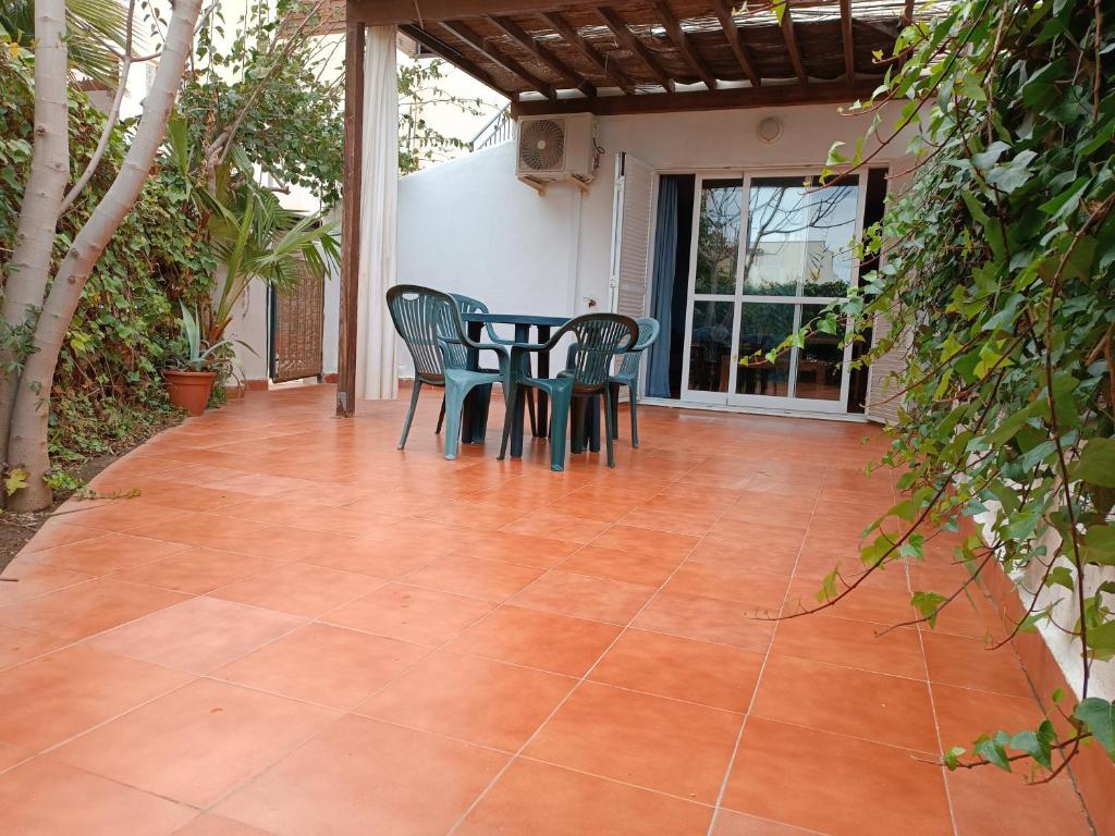 Patio alebo iná vonkajšia časť ubytovania Casa baja naturista con patio en primera línea de playa con piscina comunitaria!