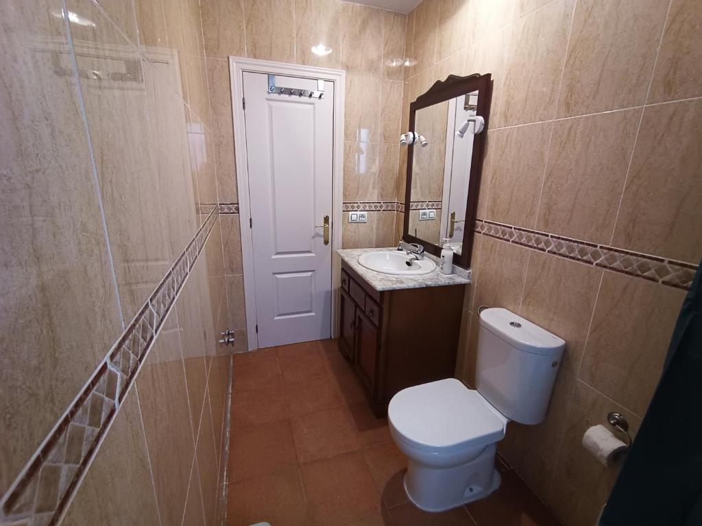 Kúpeľňa v ubytovaní Casa baja naturista con patio en primera línea de playa con piscina comunitaria!