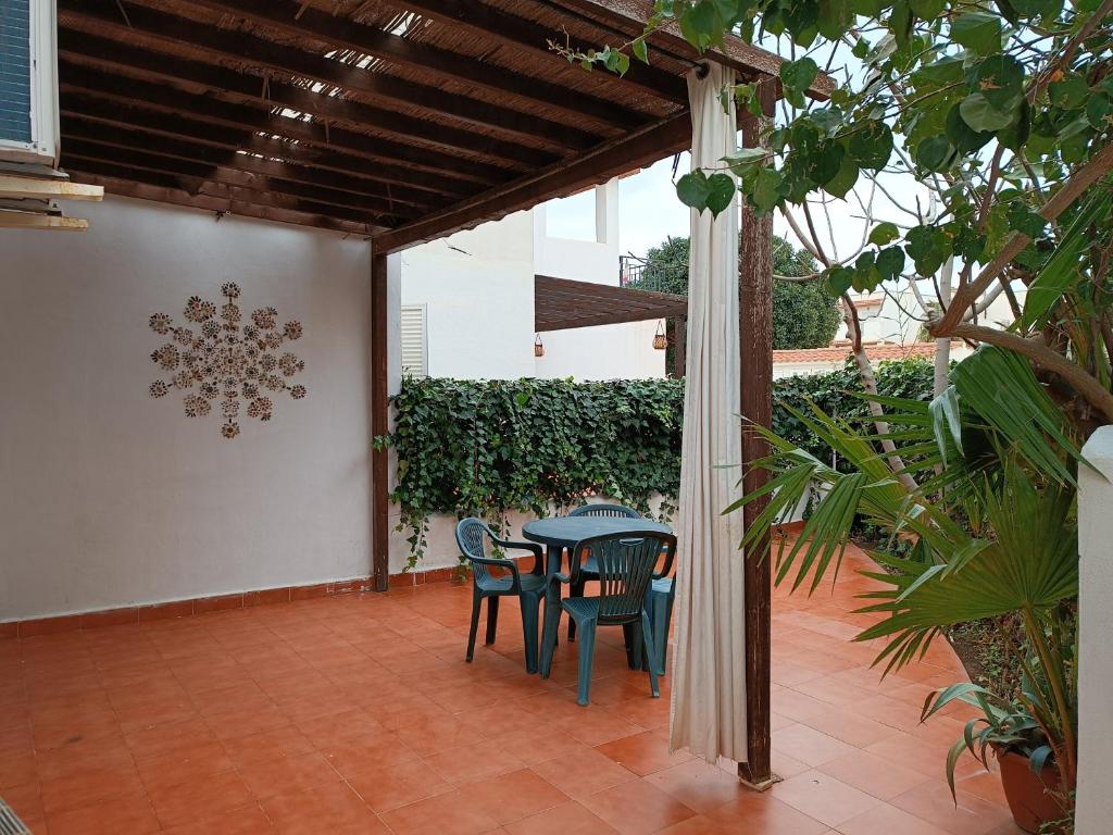 Patio alebo iná vonkajšia časť ubytovania Casa baja naturista con patio en primera línea de playa con piscina comunitaria!