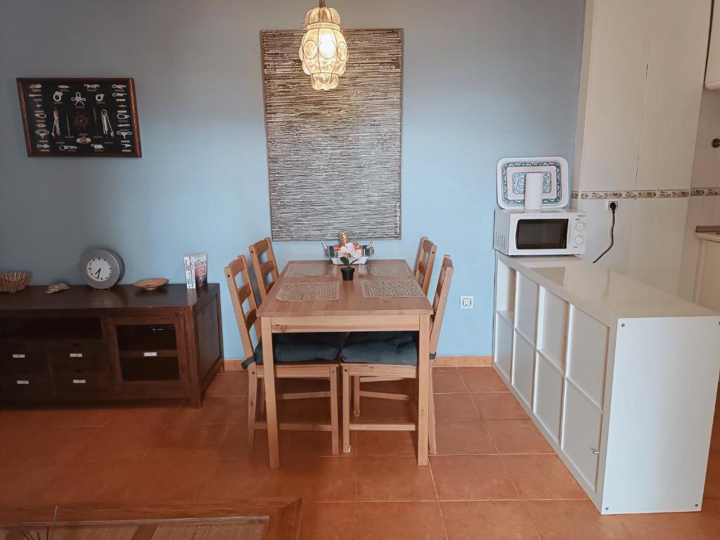 Kuchyňa alebo kuchynka v ubytovaní Casa baja naturista con patio en primera línea de playa con piscina comunitaria!