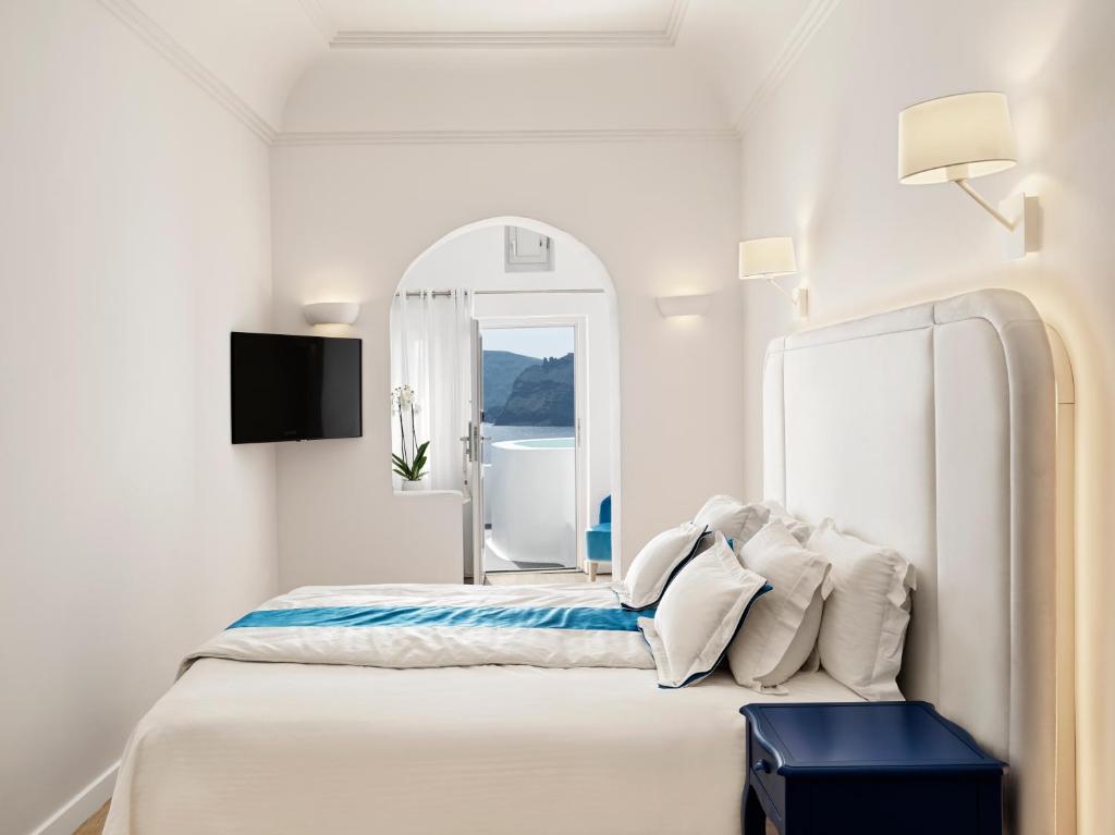 Postel nebo postele na pokoji v ubytování Katikies Santorini - The Leading Hotels Of The World
