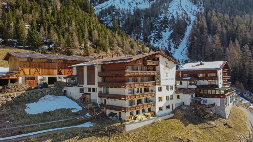 eine Luftansicht eines Gebäudes auf einem Berg in der Unterkunft Gästehaus Berghof Schöpf in Längenfeld