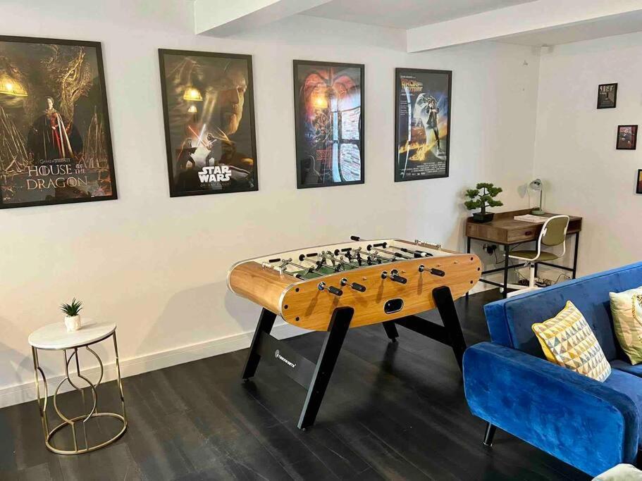 Posezení v ubytování Central, Unique 4-Storey House in Northern Quarter, Manchester