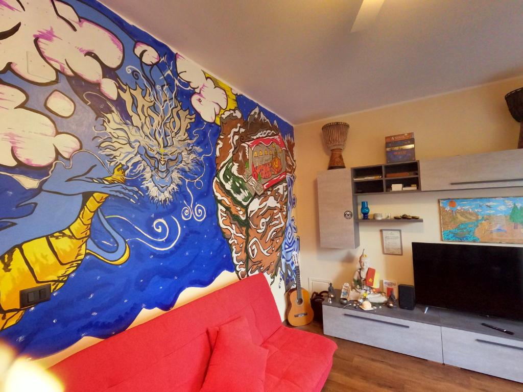 una sala de estar con una gran pintura en la pared en La Dimora del Piccolo Buddha en Rapallo