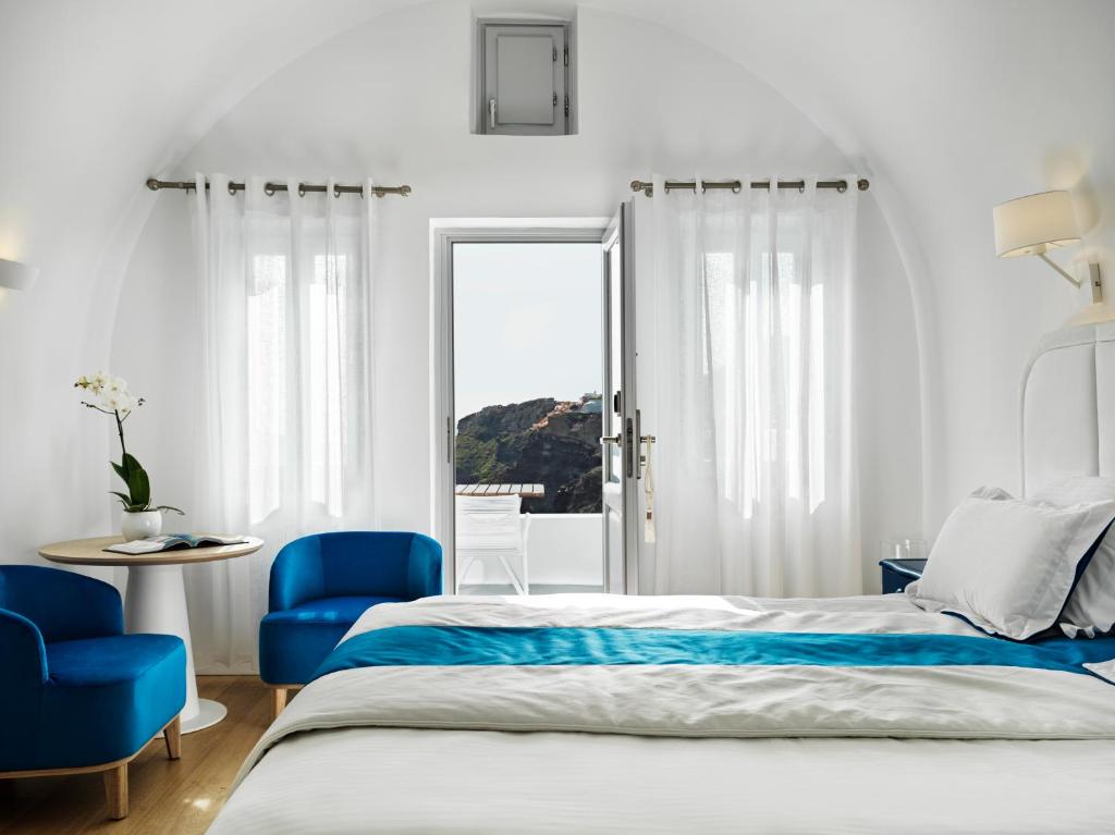 Postel nebo postele na pokoji v ubytování Katikies Santorini - The Leading Hotels Of The World