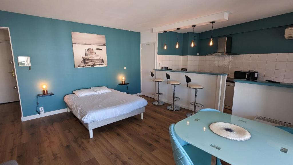 Habitación con baño con cama y lavabo. en Studio Vieux Port 3 étoiles, en Cannes