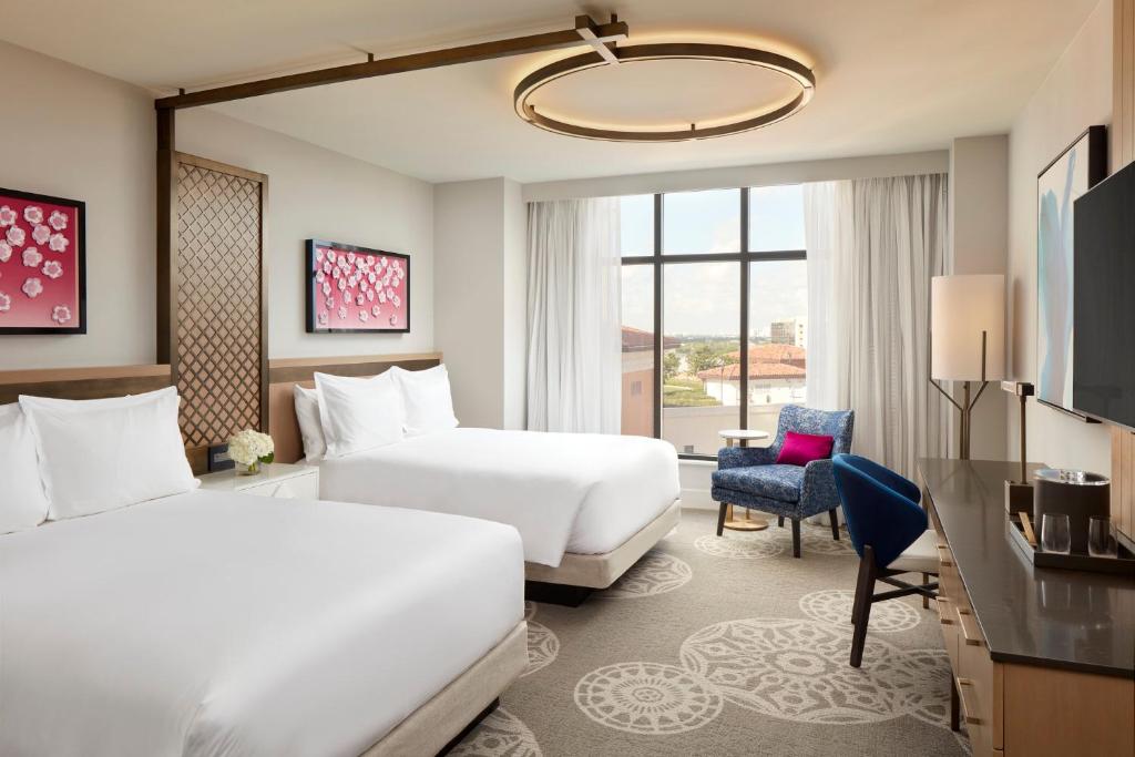 Postel nebo postele na pokoji v ubytování Loews Coral Gables Hotel