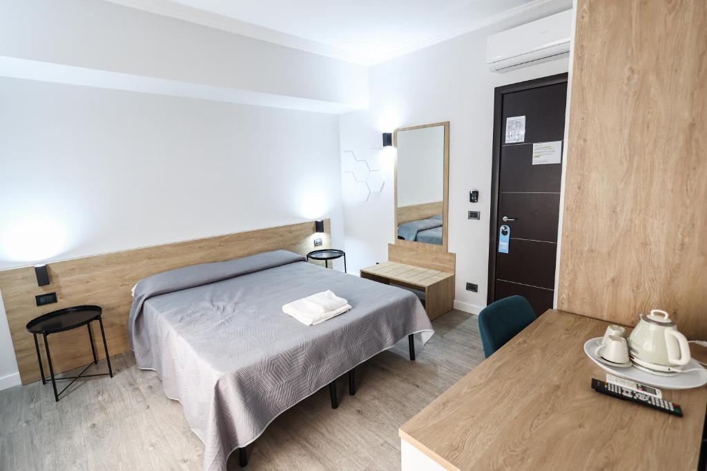 ein Hotelzimmer mit einem Bett und einem Tisch in der Unterkunft Seven Kings Relais in Rom