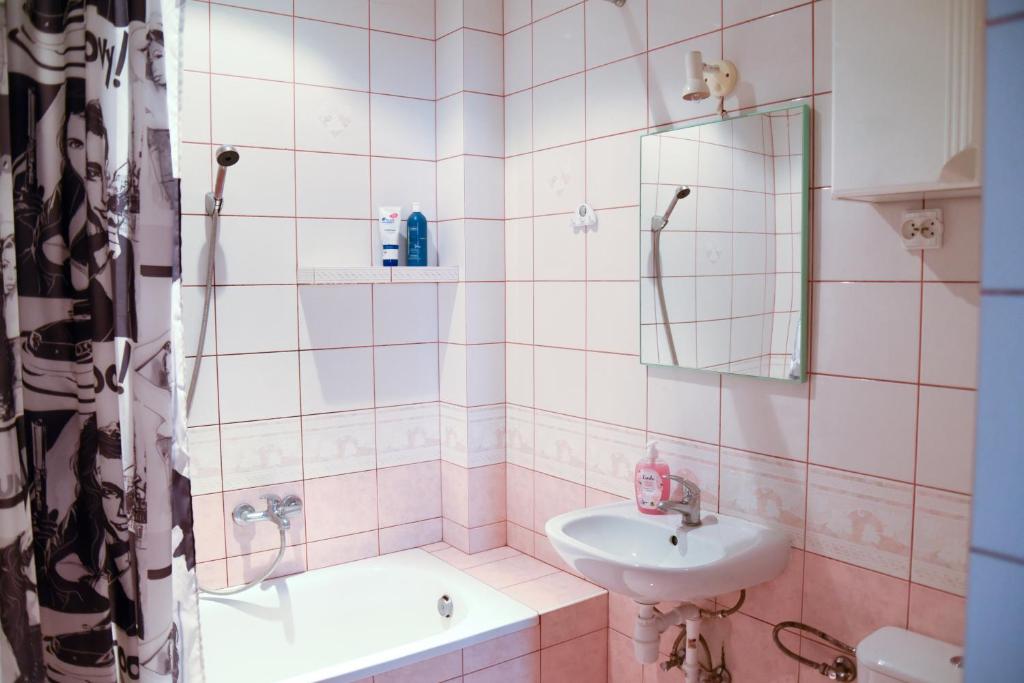 y baño con lavabo y ducha. en Hostel Home, en Varsovia