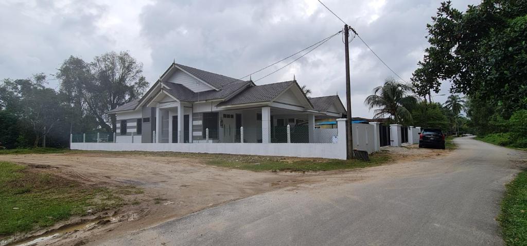 een huis aan de kant van een weg bij OLIA MEDINA KERTEH 4 BILIK HOMESTaY in Kampong Kemaman