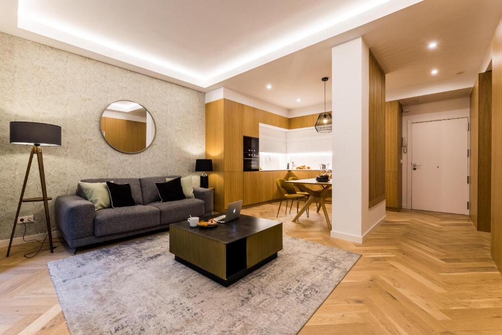 een woonkamer met een bank en een tafel bij CHURRUCA suite apartment in San Sebastian
