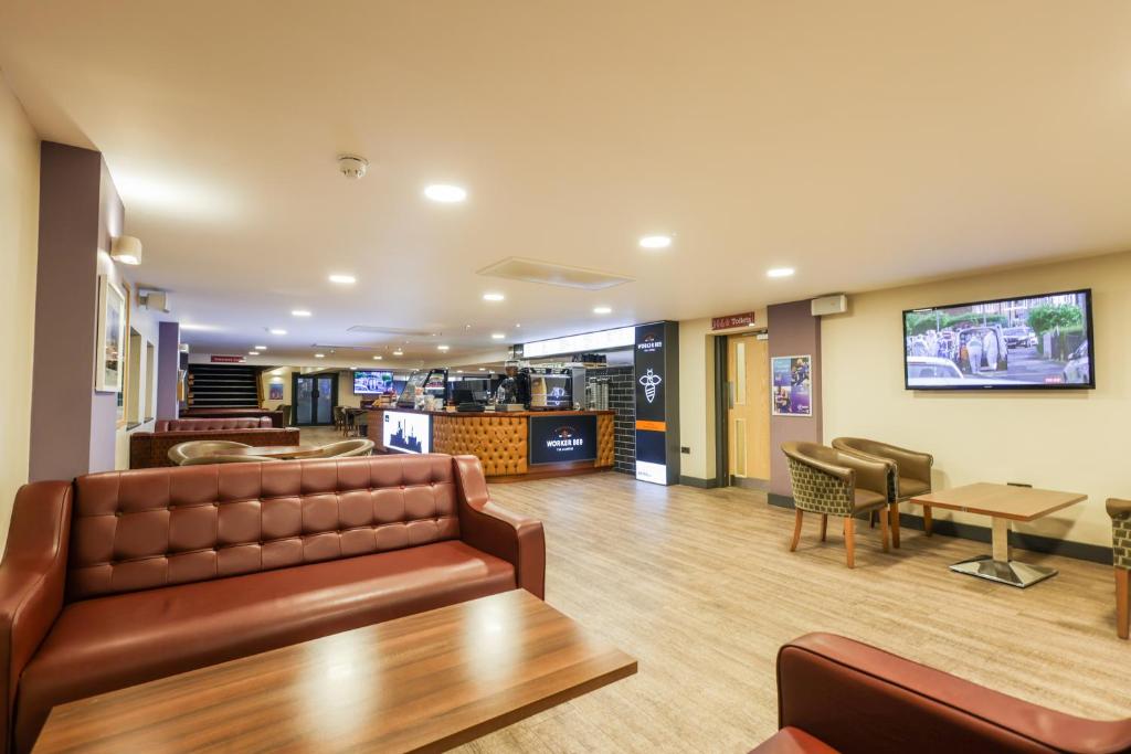 TV a/nebo společenská místnost v ubytování The Waterside Hotel and Leisure Club
