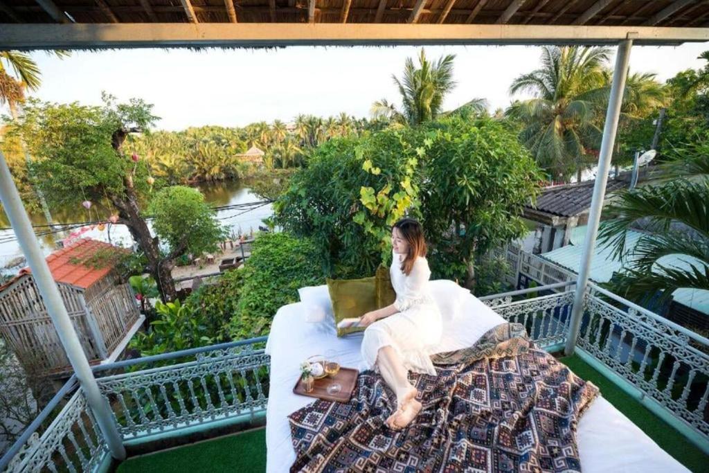 Balkón nebo terasa v ubytování Nipa Riverside Villa By The Little Hoi An