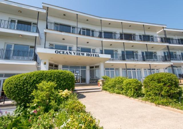 apartamentowiec z napisem z widokiem na ocean w obiekcie Ocean View Hotel w mieście Shanklin