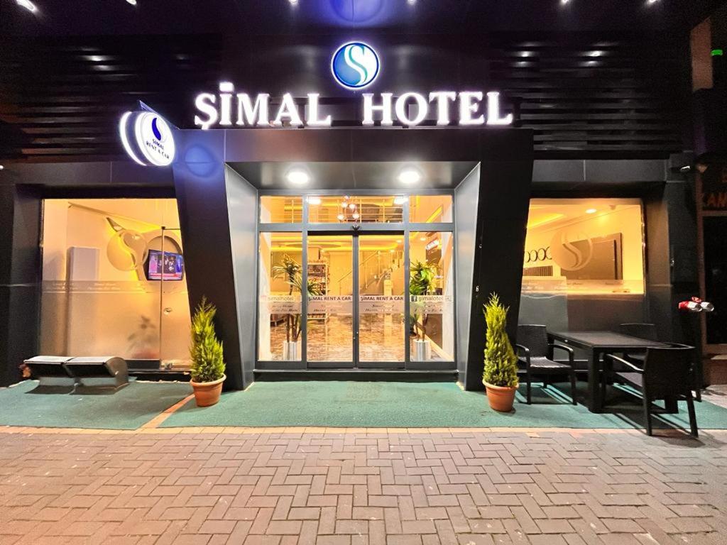 een klein hotel met een bord aan de voorkant bij Şimal Hotel in Rize