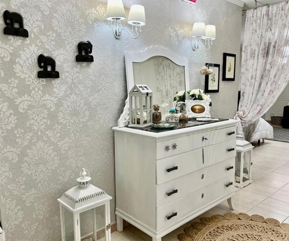 ein Ankleidezimmer mit einer weißen Kommode und einem Spiegel in der Unterkunft Holiday Home Casa Vacanza Il Gelsomino IUNQ9330 in Siniscola