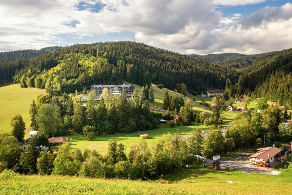 大卡爾洛維採的住宿－Spa hotel Lanterna，享有山脉村庄的空中景致