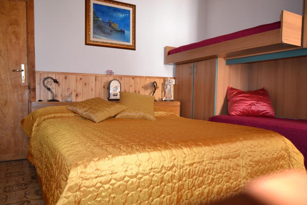- une chambre avec un grand lit jaune dans l'établissement Amalfi Coast Room, à Amalfi