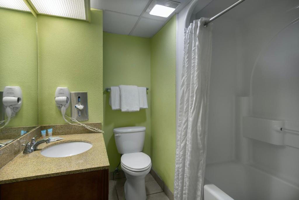 Vannituba majutusasutuses Monterey Bay Suites