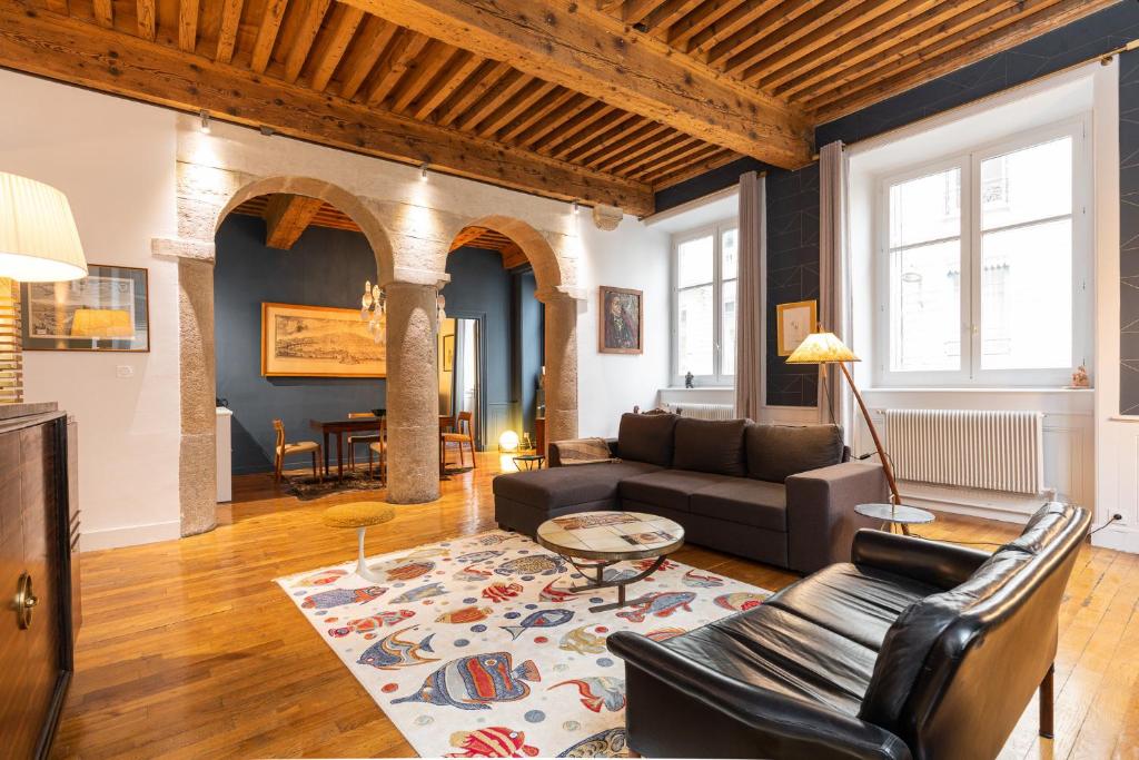 un salon avec un canapé et une table dans l'établissement DIFY Opera - Hotel de Ville, à Lyon