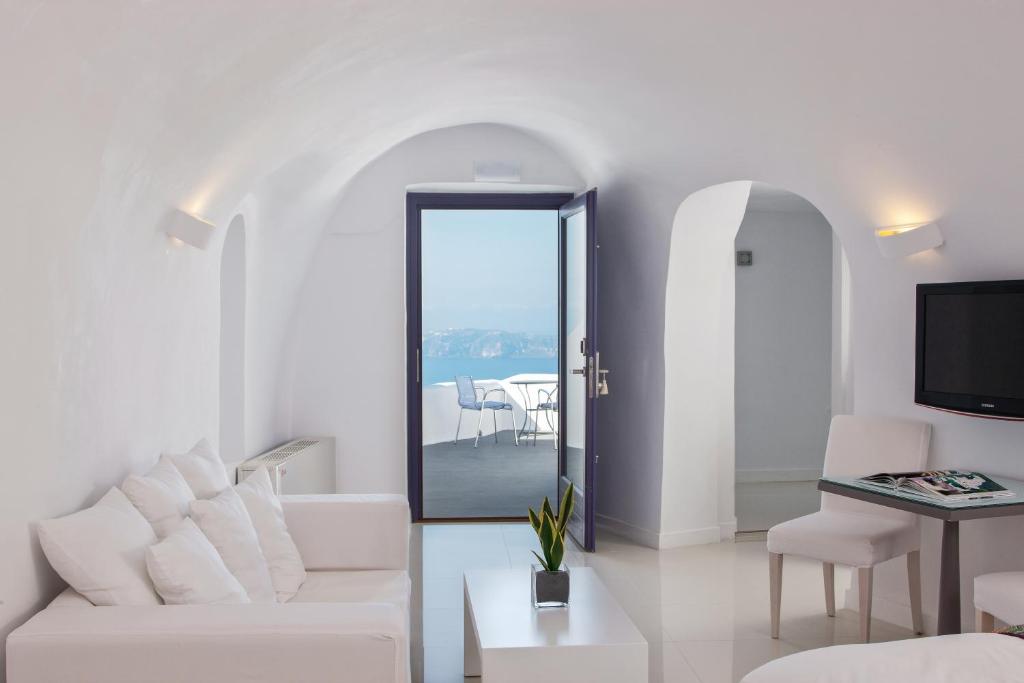 Televiisor ja/või meelelahutuskeskus majutusasutuses Katikies Chromata Santorini - The Leading Hotels of the World