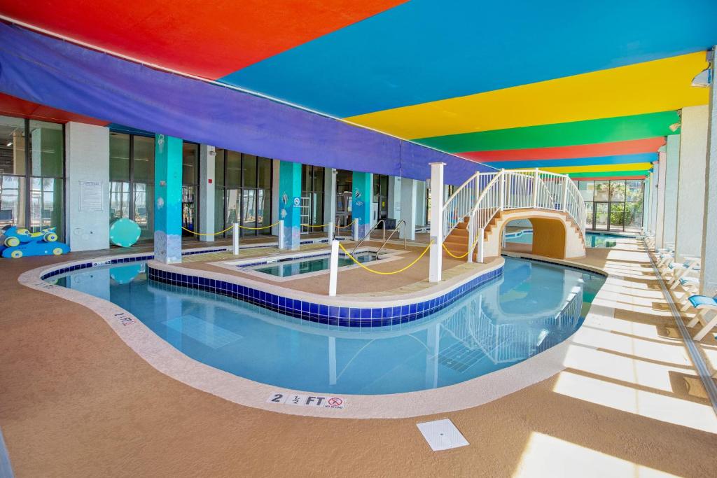 Bassein majutusasutuses Monterey Bay Suites või selle lähedal