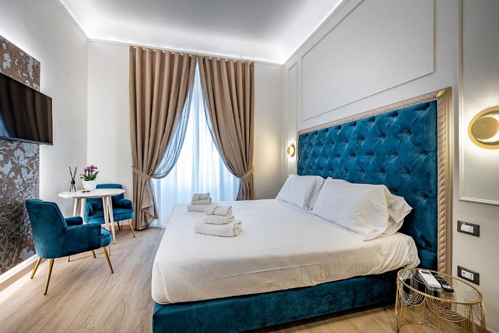 1 dormitorio con 1 cama grande y cabecero azul en Residenza Giotto, en Florencia