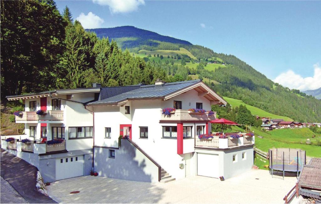 duży biały dom z górami w tle w obiekcie Cozy Apartment In Viehhofen With Ethernet Internet w mieście Viehhofen