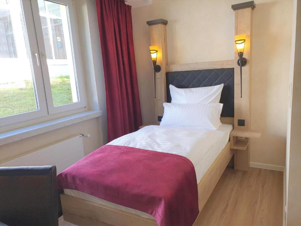 Postel nebo postele na pokoji v ubytování R&R Hotel Störtebeker
