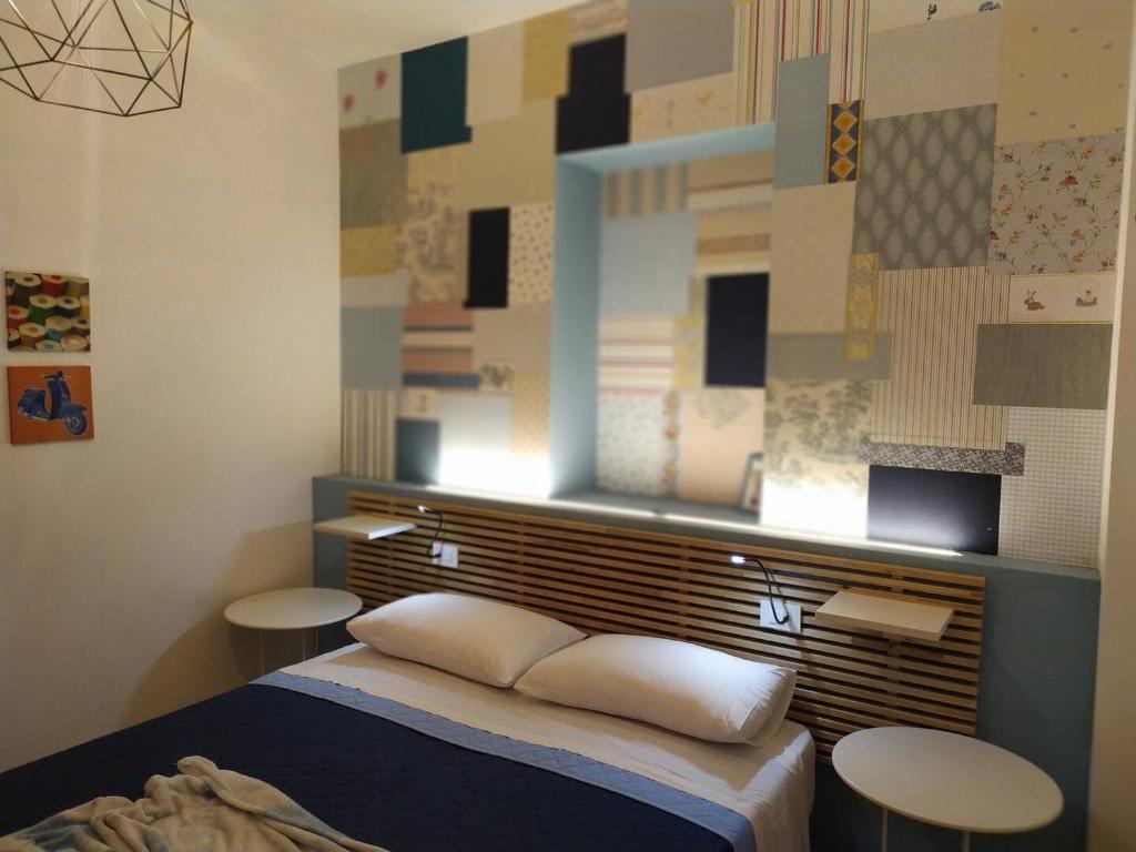 1 dormitorio con 1 cama con 2 almohadas blancas en Atelier B&B, en Ascoli Piceno