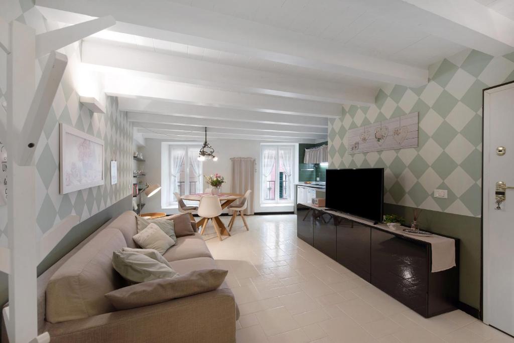 - un salon avec un canapé et une télévision dans l'établissement Casa Fiordaliso - Arenzanohost, à Arenzano