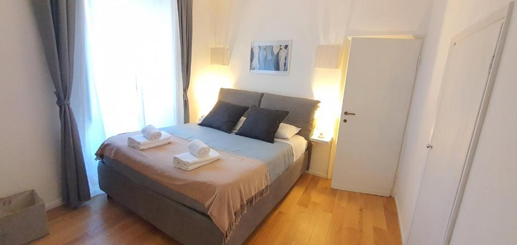 sypialnia z łóżkiem z dwoma ręcznikami w obiekcie UNYCA - Residenza WoW Florence we Florencji