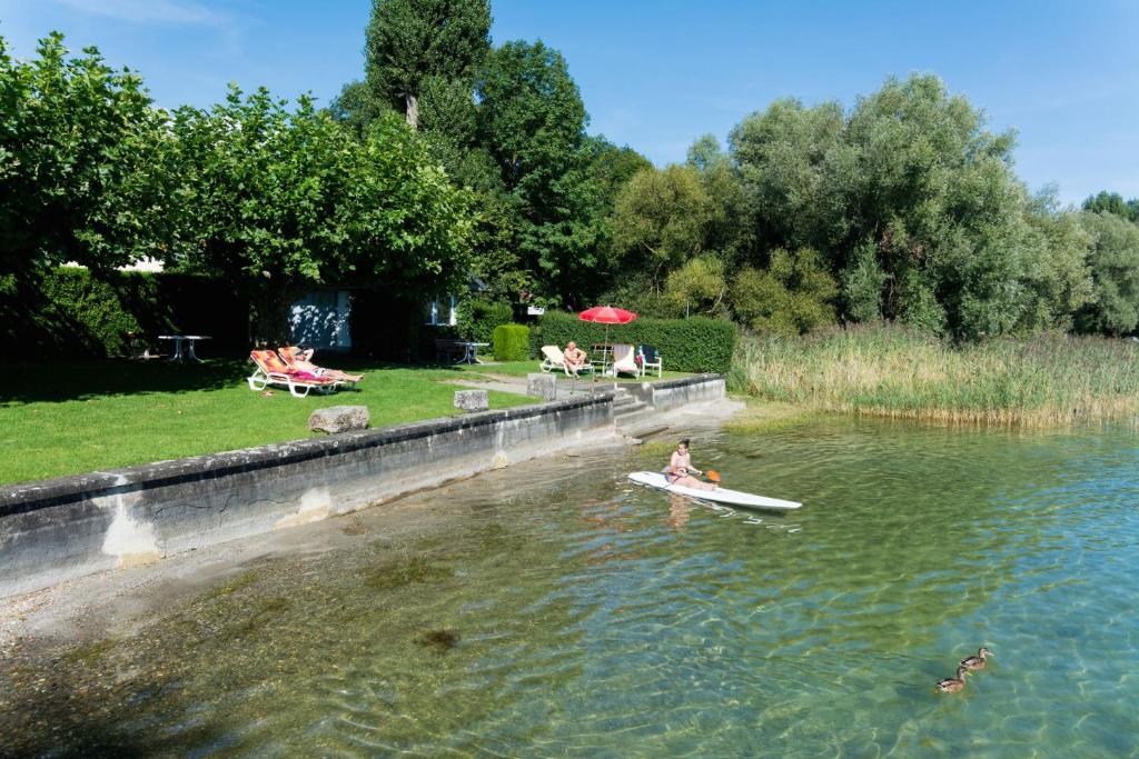 un par de personas en un kayak en el agua en Ferienwohnung Ankerplatz 1 en Immenstaad am Bodensee