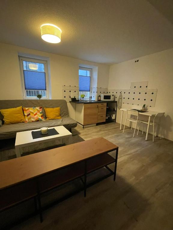een woonkamer met een bank en een tafel bij Ruhiges Apartment im Herzen von Gera in Gera
