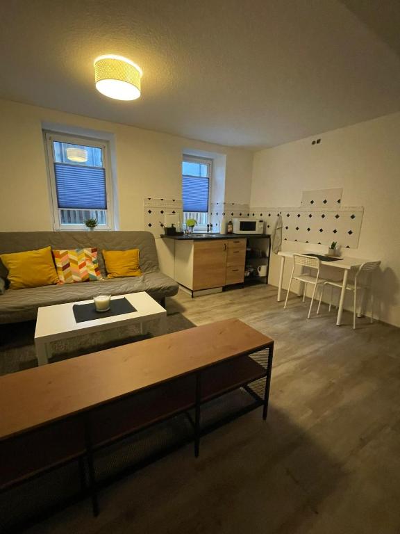 a living room with a couch and a table at Ruhiges Apartment im Herzen von Gera in Gera