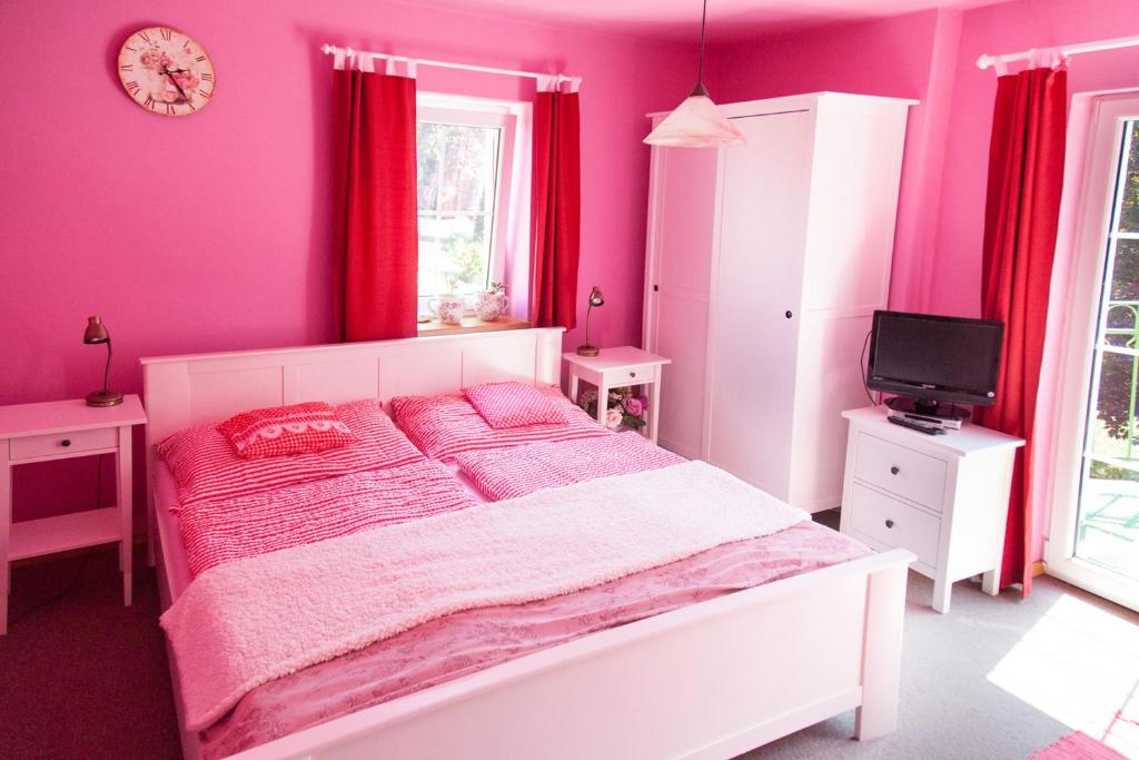 Postel nebo postele na pokoji v ubytování Slunecni Dum