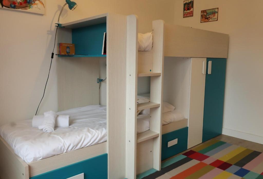 a bunk bed in a room with a bed in it at LE CLOS SAINT MICHEL 2 - 6 personnes, Centre, Parking in Annecy