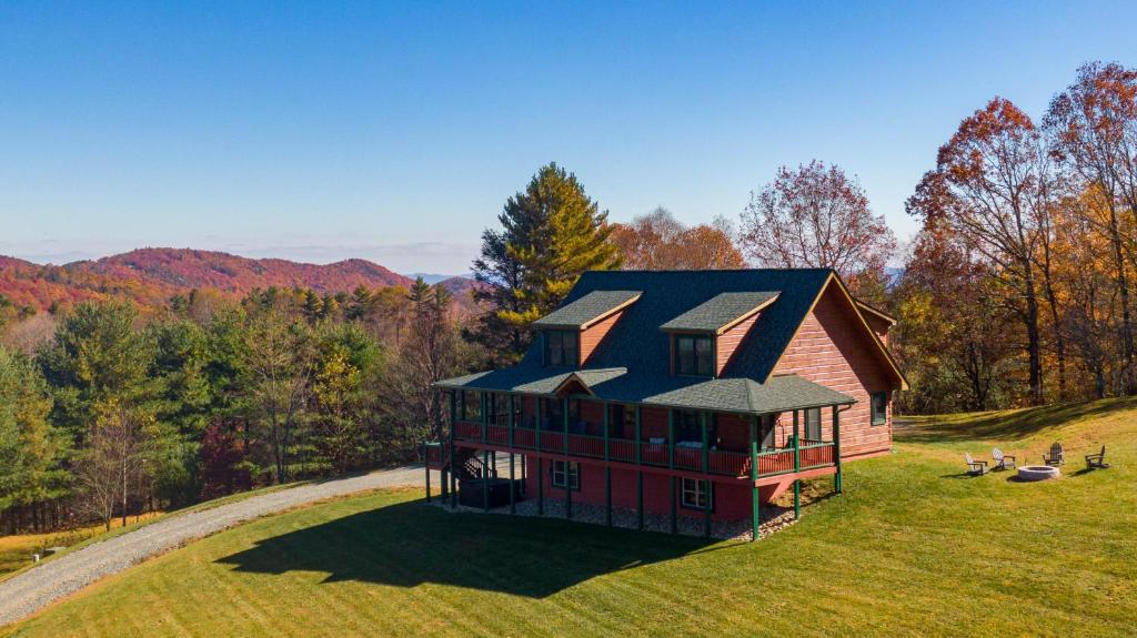 una vista aérea de una casa en una colina en Good Medicine, en Boone