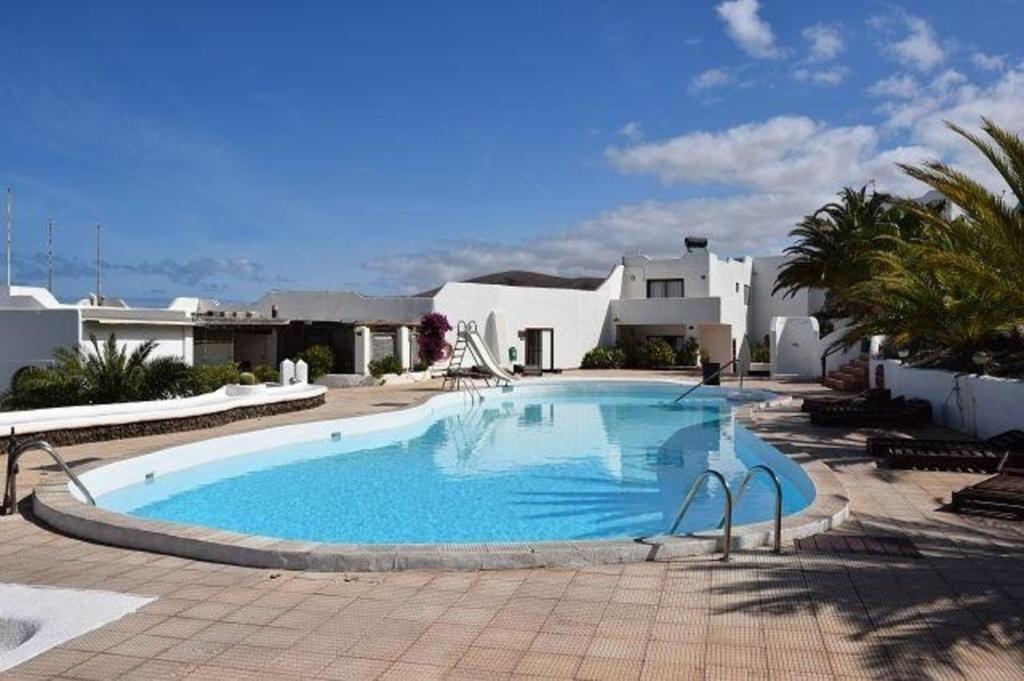 una gran piscina frente a una casa en Appartement in Betancuria mit Garten und gemeinsamem Pool, en Valle de Santa Inés