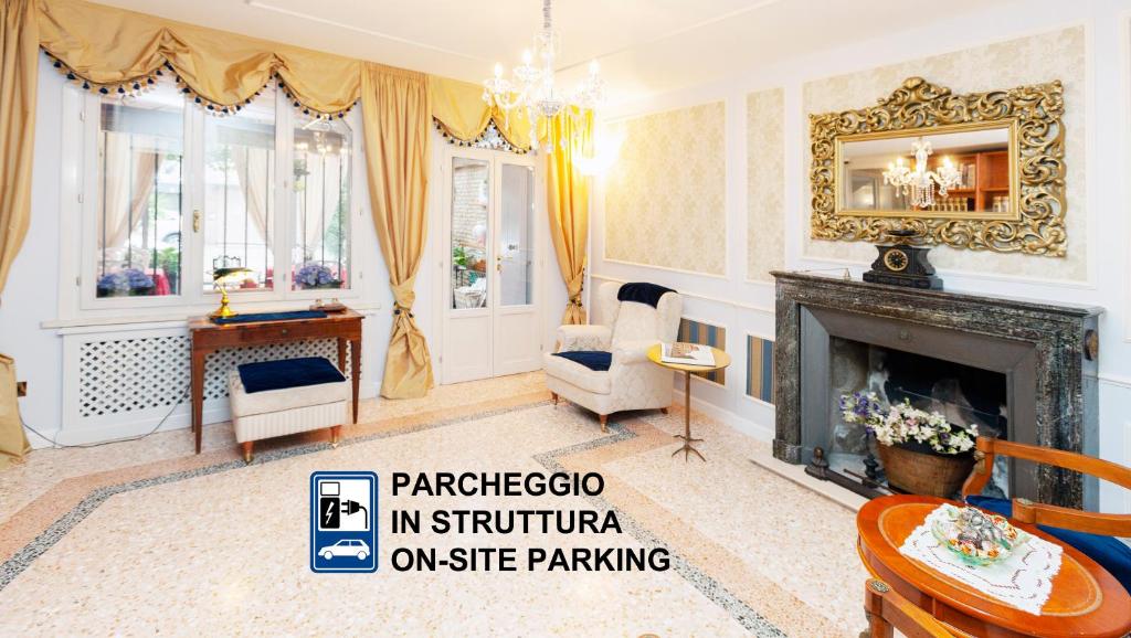 - un salon avec une cheminée et une table dans l'établissement Villa Noctis, à Ravenne