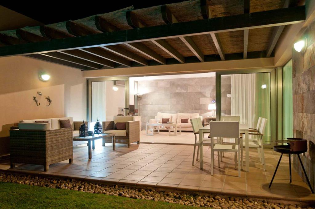 A seating area at Par 4 Villa 7
