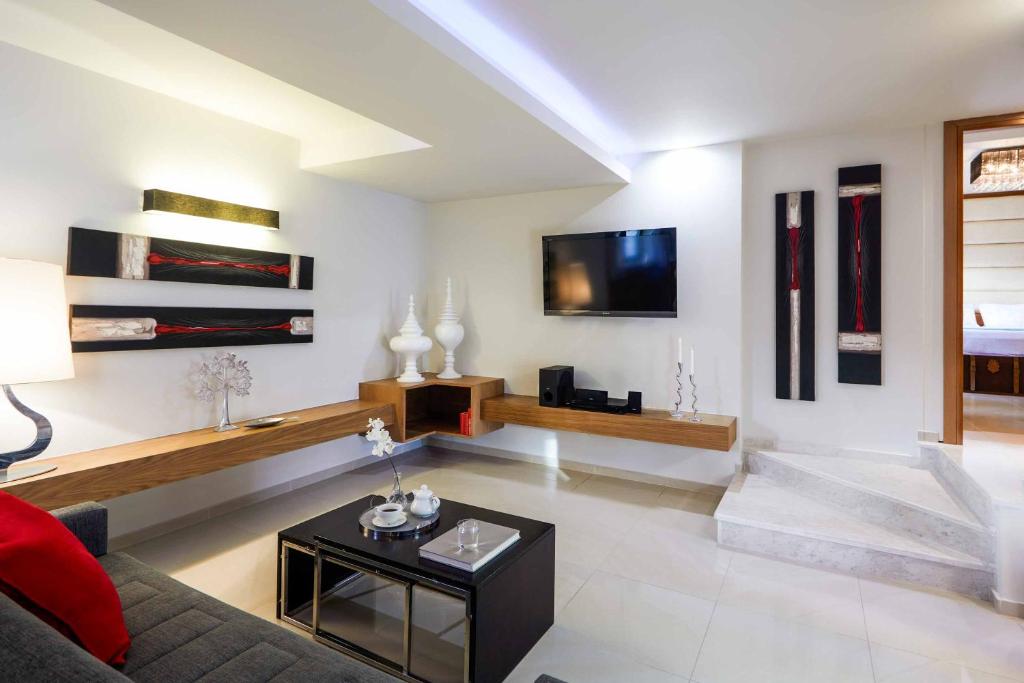 A television and/or entertainment centre at Villa Alexandra Karvouno Villas