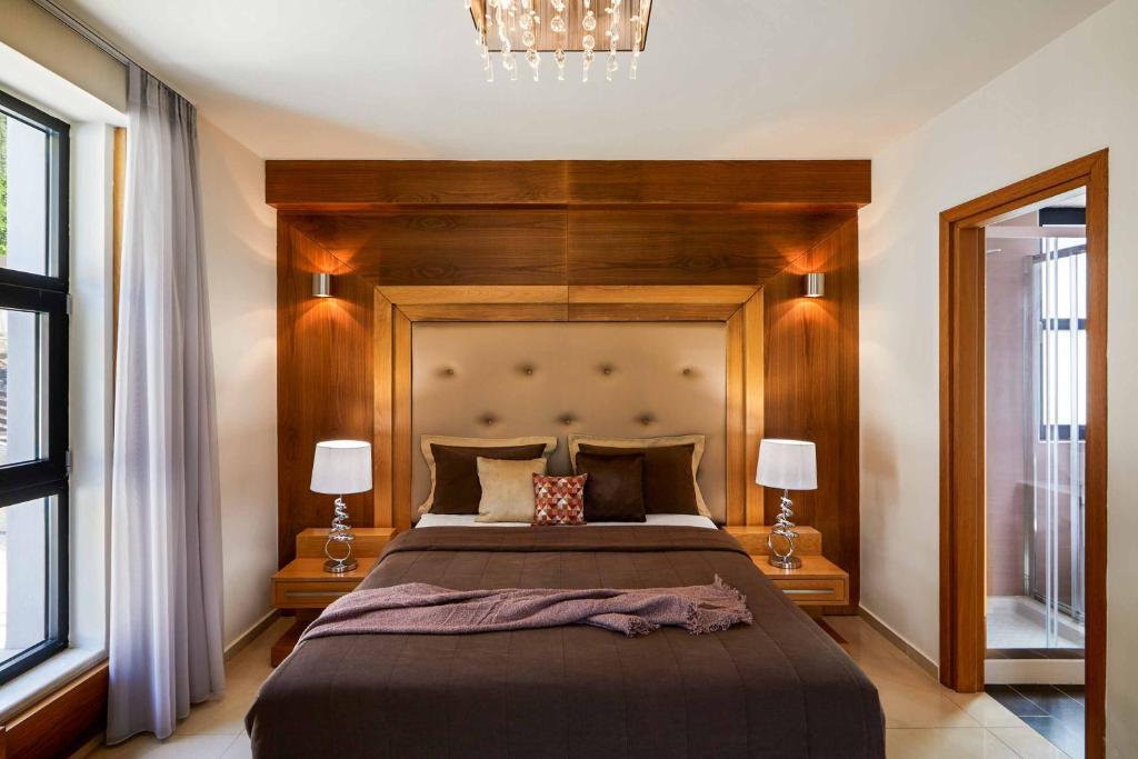 A bed or beds in a room at Villa Alexandra Karvouno Villas