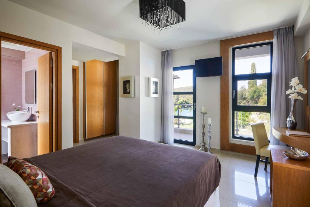 A bed or beds in a room at Villa Alexandra Karvouno Villas