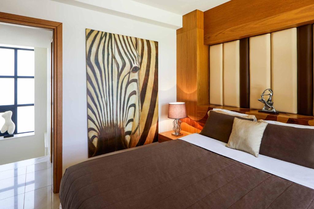 A bed or beds in a room at Villa Alexandra Karvouno Villas
