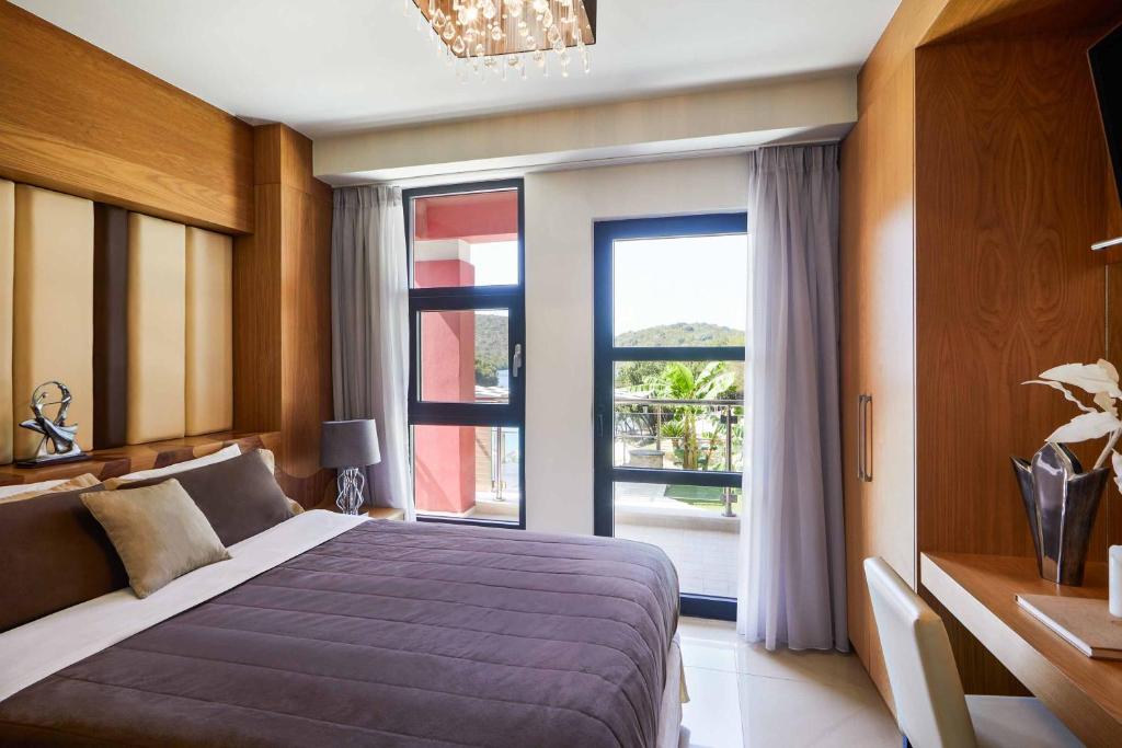A bed or beds in a room at Villa Alexandra Karvouno Villas