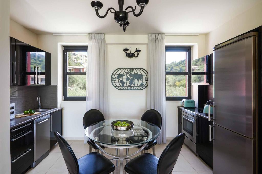 A kitchen or kitchenette at Villa Alexandra Karvouno Villas