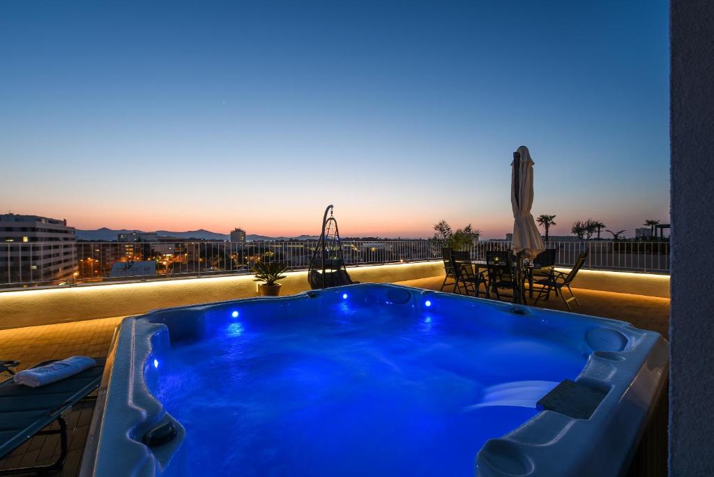 Kolam renang di atau dekat dengan Zadar Sunset Penthouse with spectacular view and jacuzzi