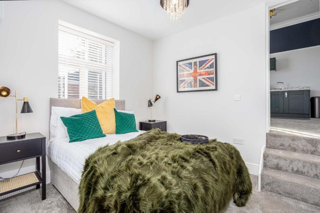 a bedroom with a bed with a green blanket on it at Coppergate Mews Grimsby No.5 - 1 bed, 1 bath, 1st floor apartment in Grimsby