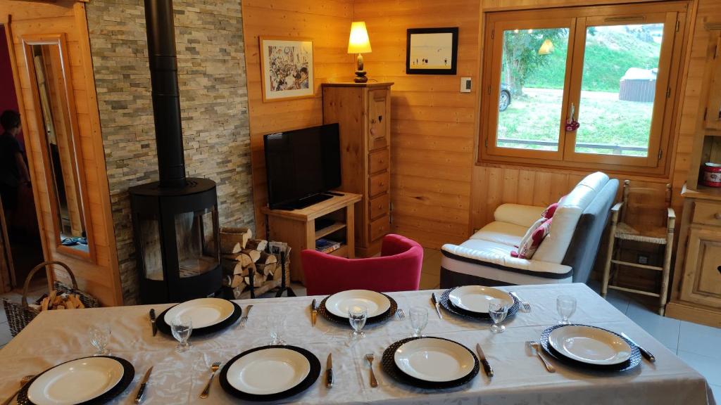 Televízia a/alebo spoločenská miestnosť v ubytovaní Appartement dans petit chalet